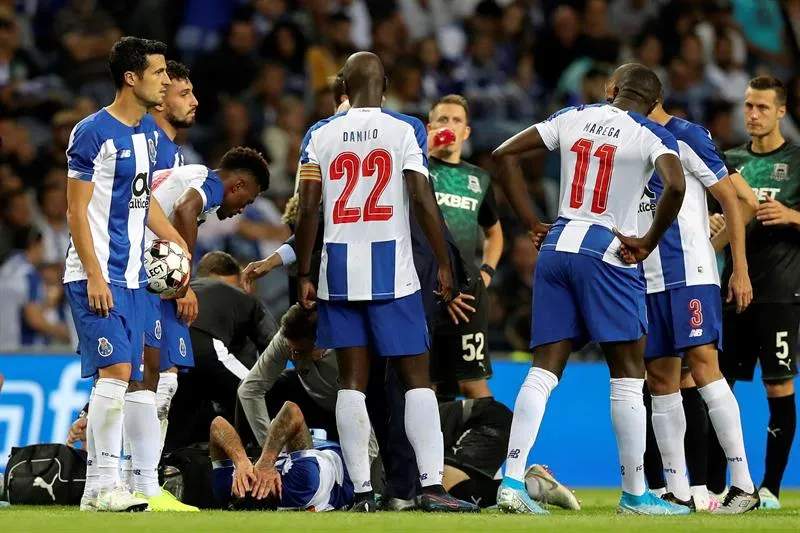 EFE Sergio Oliveira es atendido por su lesión