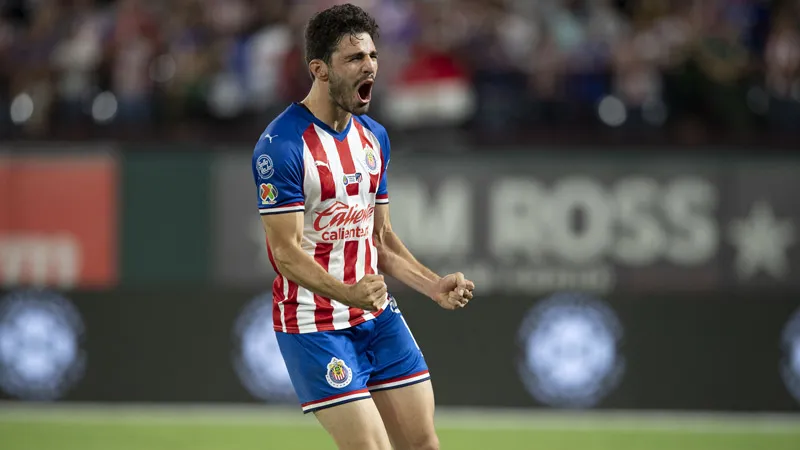 Antonio Briseño celebra un tanto con el Rebaño Sagrado