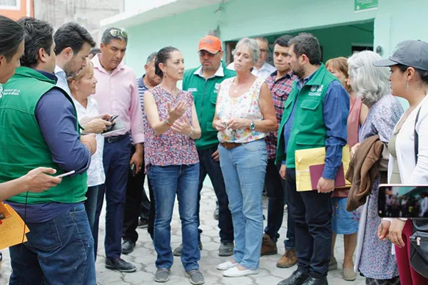 Sheinbaum dialoga con vecinos de Tláhuac