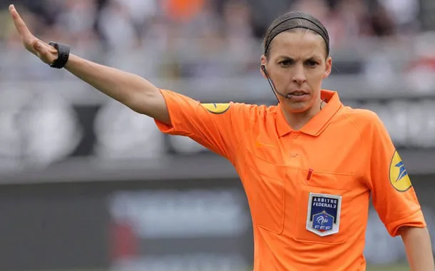 Stephanie Frappart, silbante internacional por la FIFA