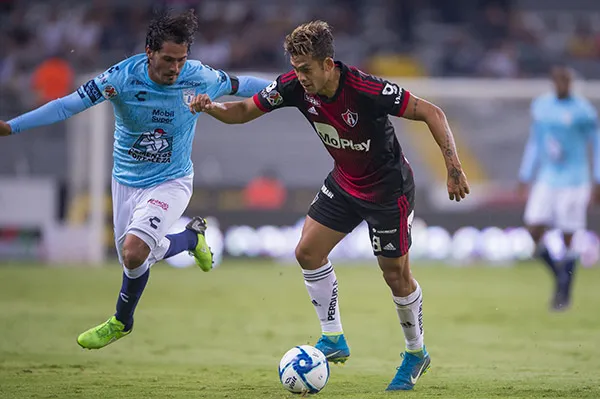Andrés Andrade conduce el balón