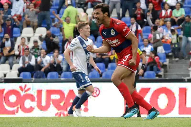 Alanís celebra una anotación con Chivas