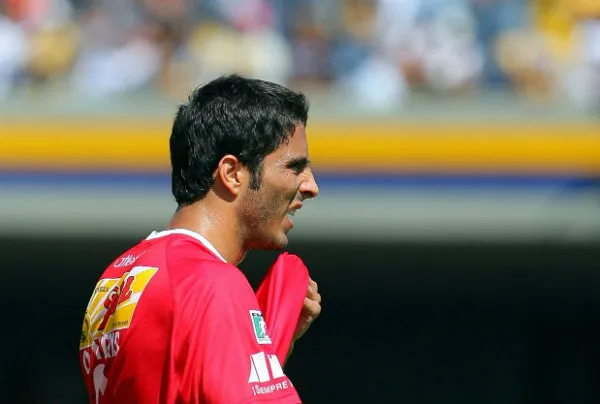 Aldo de Nigris se lamenta durante el duelo ante Pumas en el 2007