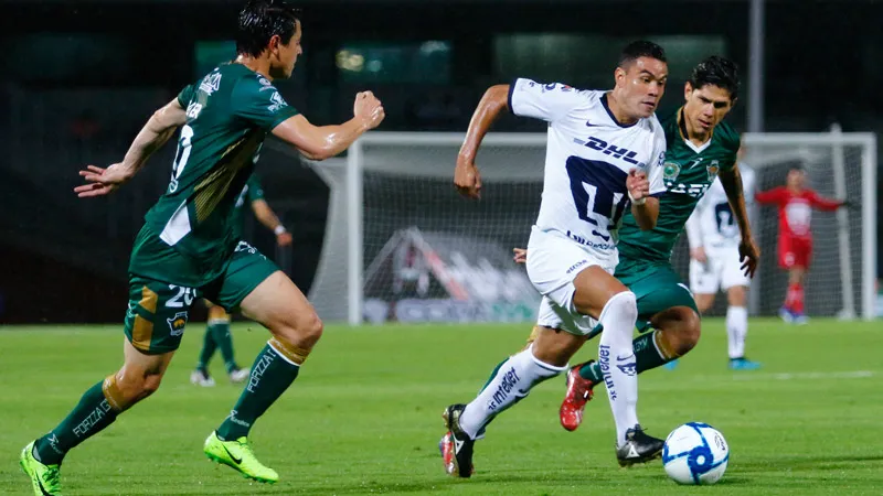 Barrera conduce el balón ante Potros UAEM