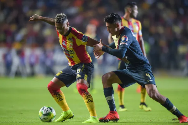 MEXSPORT Jugadores de América y Morelia disputan un balón