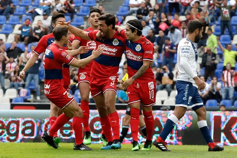 Jugadores de Chivas celebran un tanto de Alanís