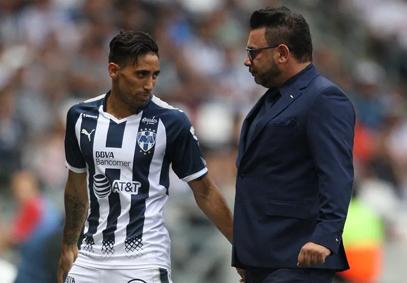 Antonio Mohamed hablando con Jonathan Urretaviscaya