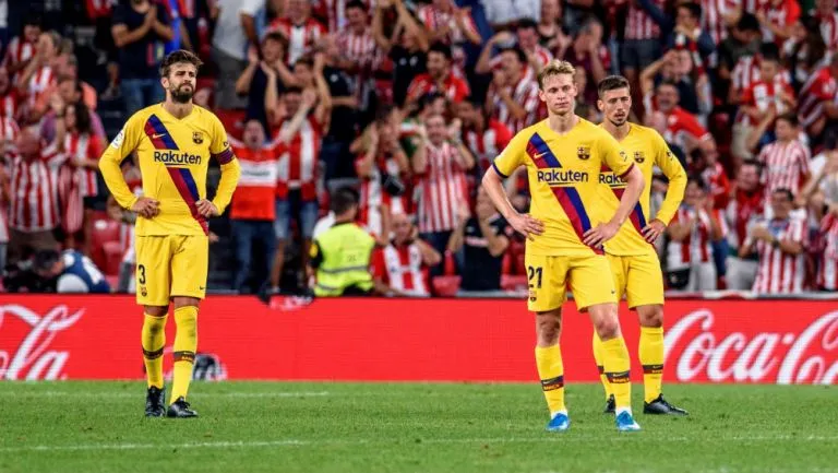 Los jugadores del Barcelona, tristes después de la derrota