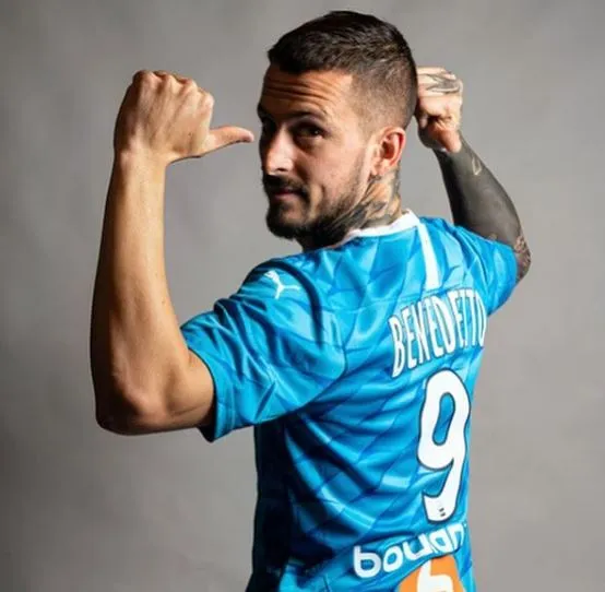 Benedetto posa con la playera del Marsella