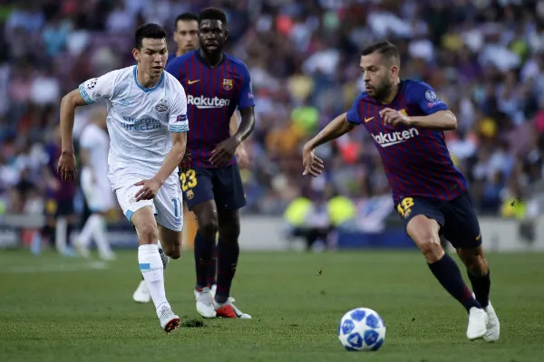 Chucky Lozano durante un partido con el PSV