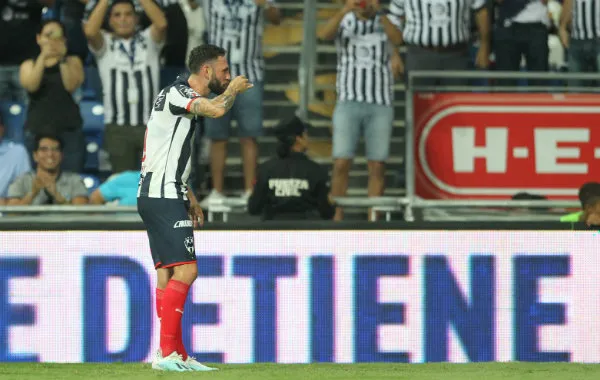 Miguel Layún festeja un gol con Rayados