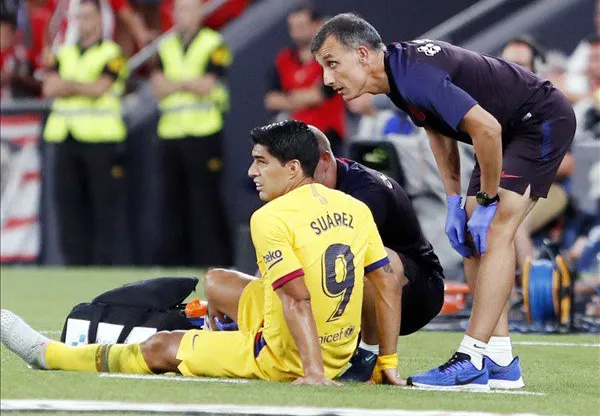 Momento en que Luis Suárez es atendido por los médicos