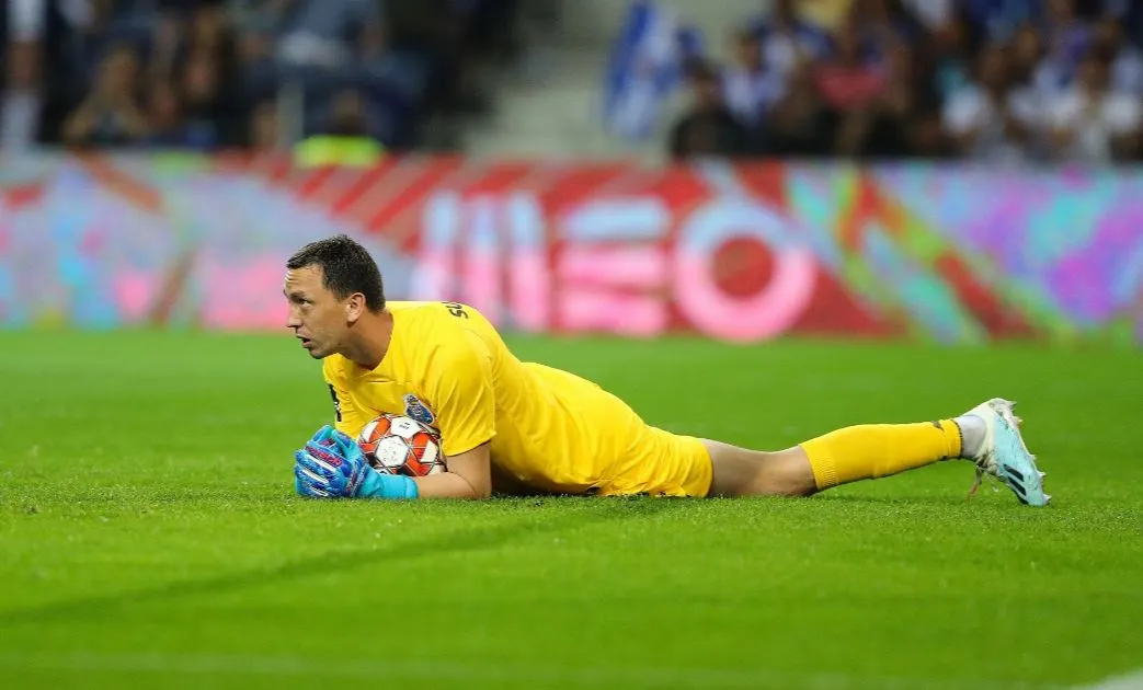 Marche se queda con el balón en un juego del Porto