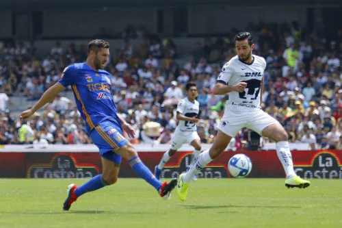 IMAGO7 Luis Quintana marca a André-Pierre Gignac