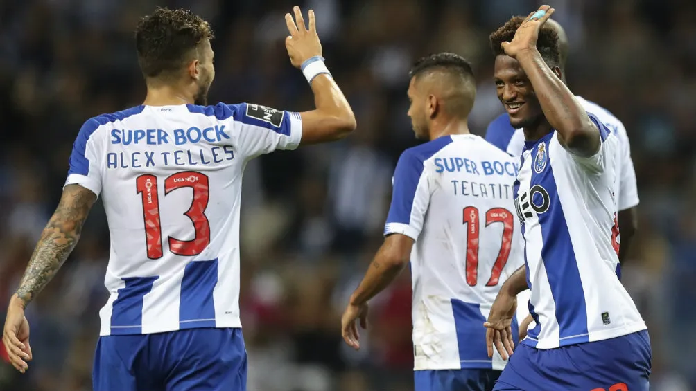 Jesús Corona celebra con sus compañeros uno de los goles del partido