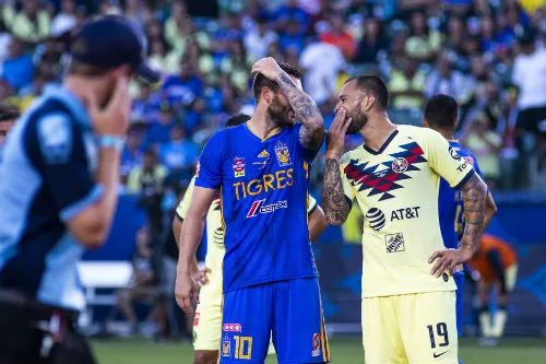 IMAGO7 André Pierre-Gignac y Emanuel Aguilera durante un partido
