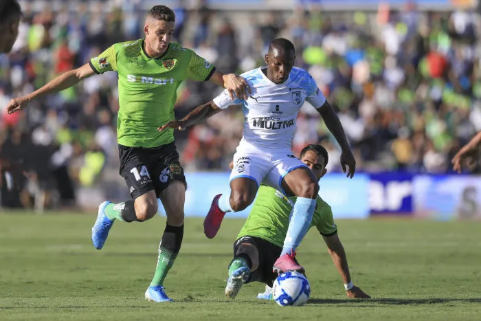 Elson y Fabián Castillo, durante el partido en Juárez