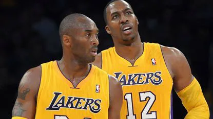 AP Kobe Bryant y Dwight Howard en los Lakers