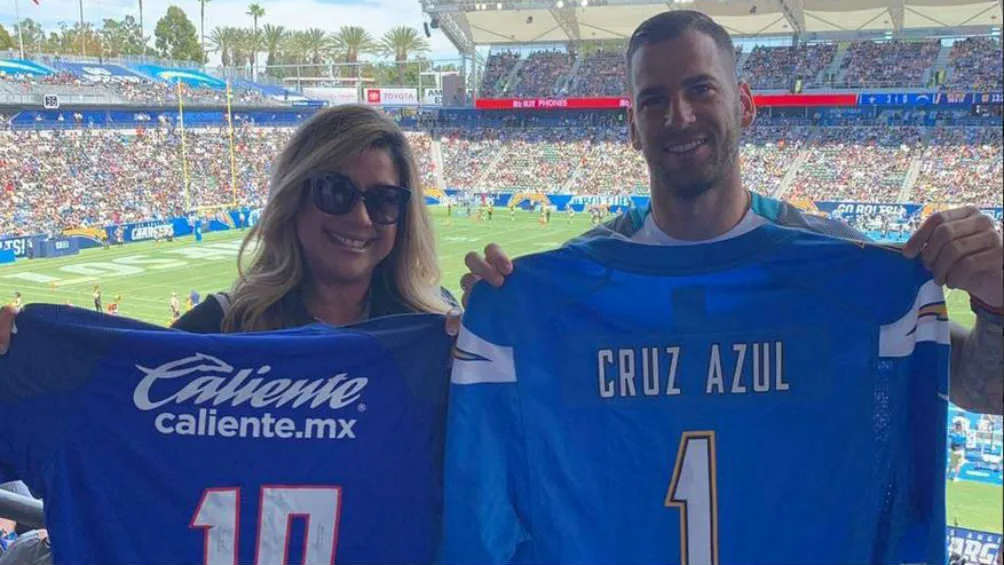 TWITTER @Cruz_Azul_FC Édgar Méndez presume el jersey de Chargers