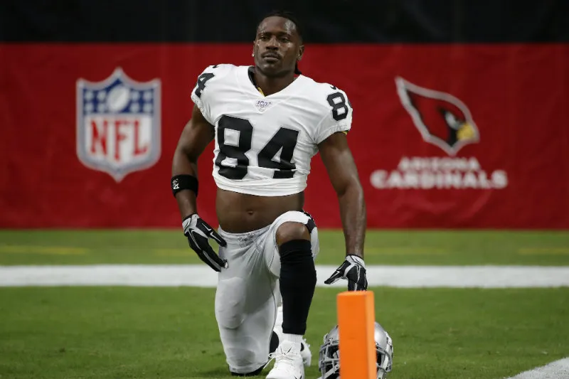 Antonio Brown se hinca en un juego de Oakland Raiders
