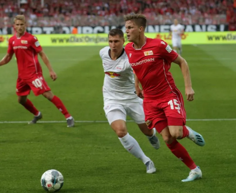 ESPECIAL Jugador del Union conduce el esférico contra un rival