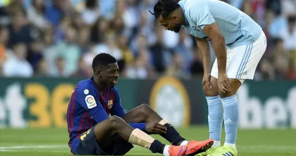 Ousmane Dembélé adolorido en un partido con Barcelona