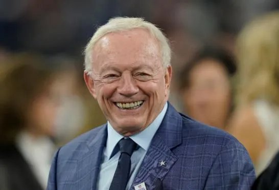 AP Jerry Jones sonríe en un juego de Dallas