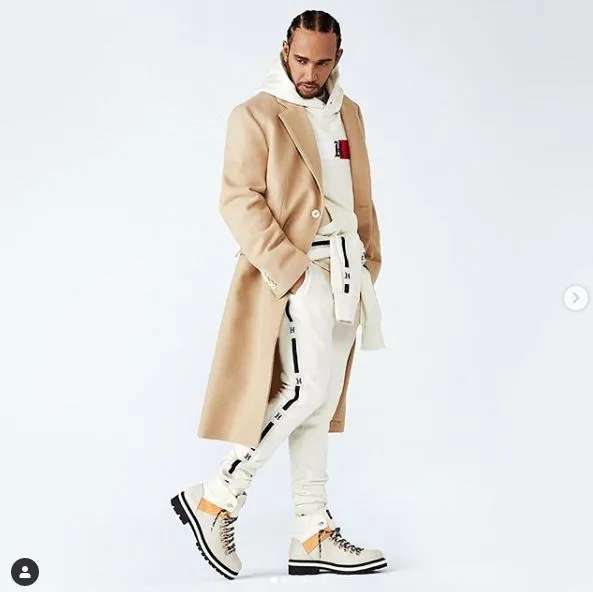 Lewis Hamilton posando con ropa de su colaboración con Tommy Hilfiger