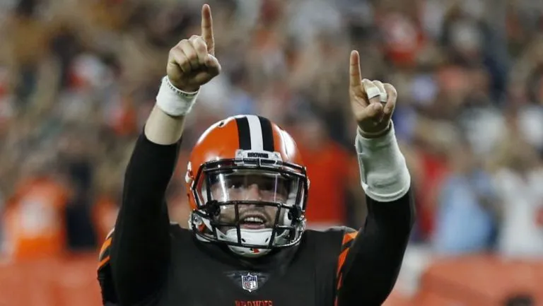 AP Baker Mayfield festeja en un partido de Cleveland Browns