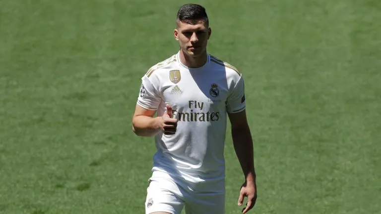 AP Luka Jovic posa en el Bernabéu con la playera del Madrid