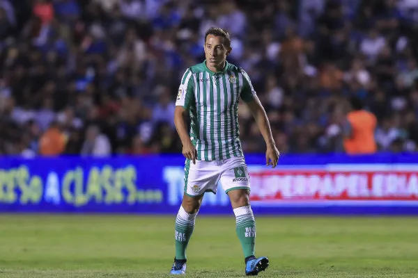 Guardado durante un partido con el Real Betis