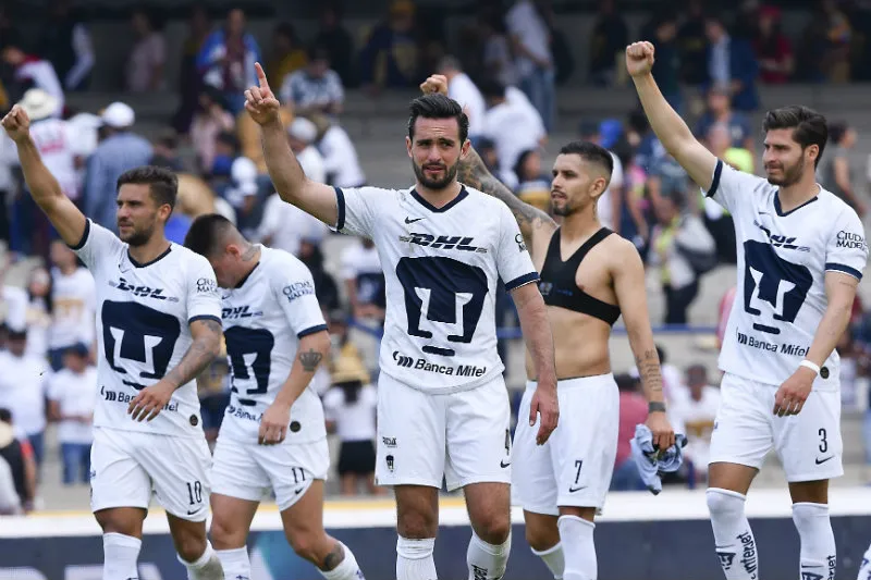 Jugadores de Pumas festejan con su afición