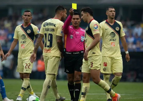 Fernando Guerrero amonesta a un jugador del América