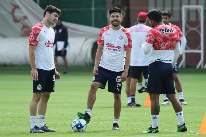 Oribe Peralta, durante el entrenamiento de las Chivas