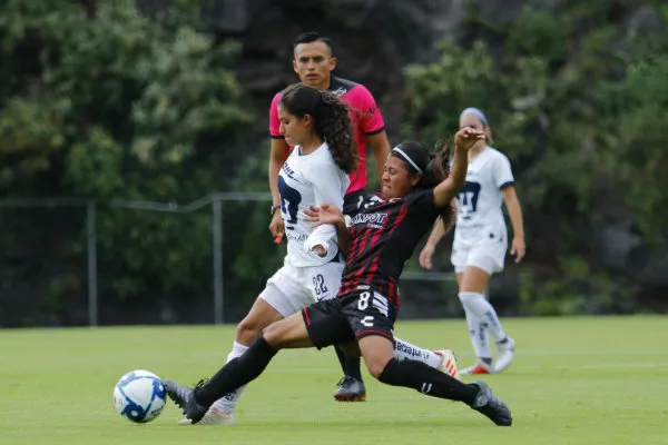 Patricia Jardon y Brenda García disputan un balón