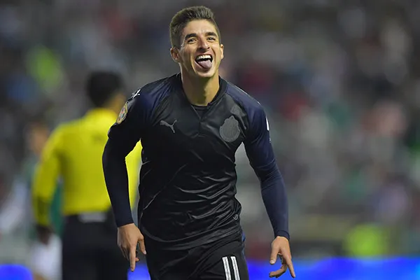 Isaac Brizuela festeja gol con Chivas