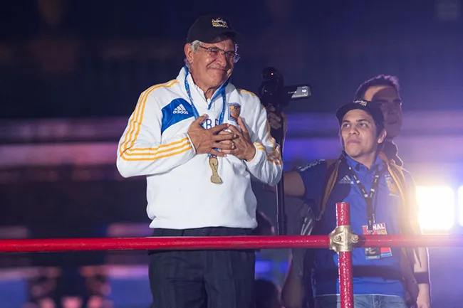 MEXSPORT Ferretti saluda a la afición de Tigres sin bigote tras ganar la Liga MX en el A2016
