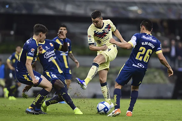 Jugadores de Morelia intentan recuperar el balón