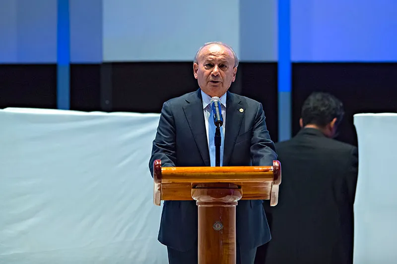 Billy Álvarez en una conferencia de prensa