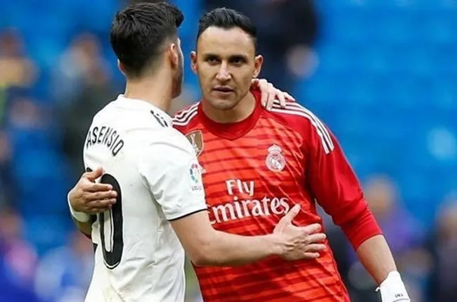 Navas abraza a Marco Asensio en un juego del Real Madrid