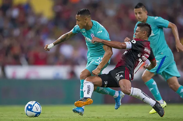 Yoshimar Yotún conduce balón en juego contra Atlas