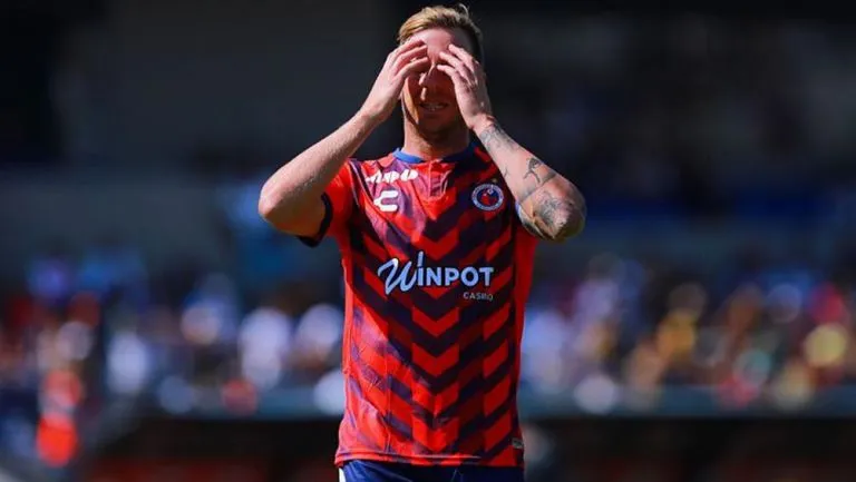 Cristian Menéndez se lamenta tras una falla de Veracruz