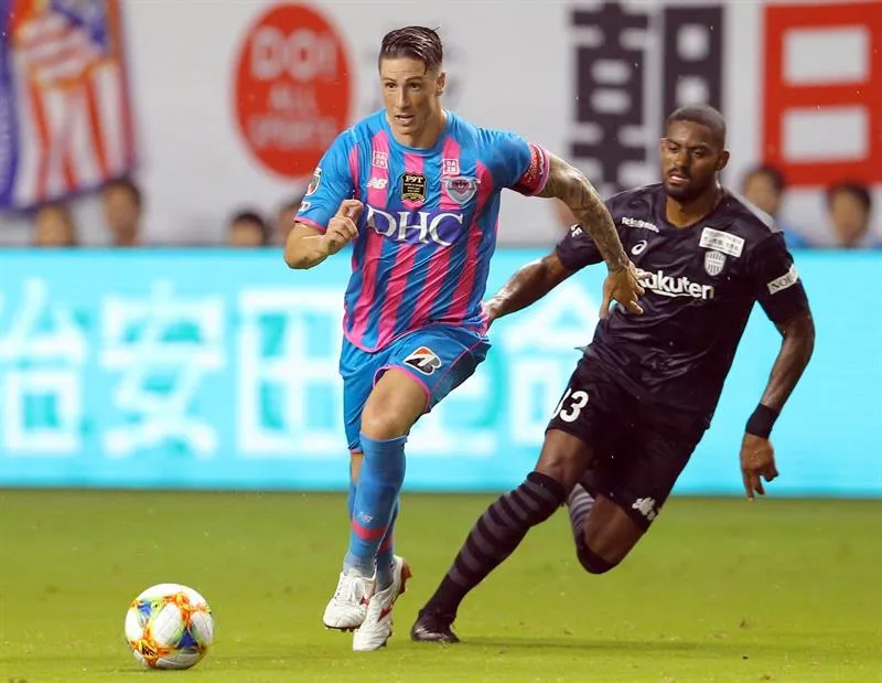 EFE Torres conduce el balón en su último juego como profesional