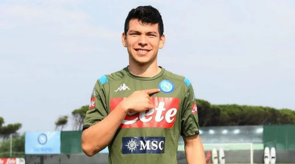 Lozano posa con la indumentaria del Napoli, su nuevo equipo