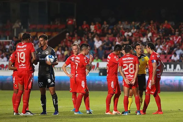 Los jugadores de Veracruz en sus reclamos al silbante