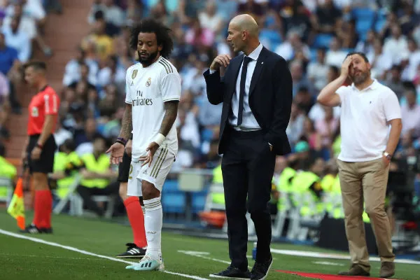 Zidane dando órdenes a Marcelo