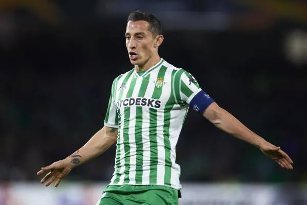 Andrés Guardado durante un partido con el Betis