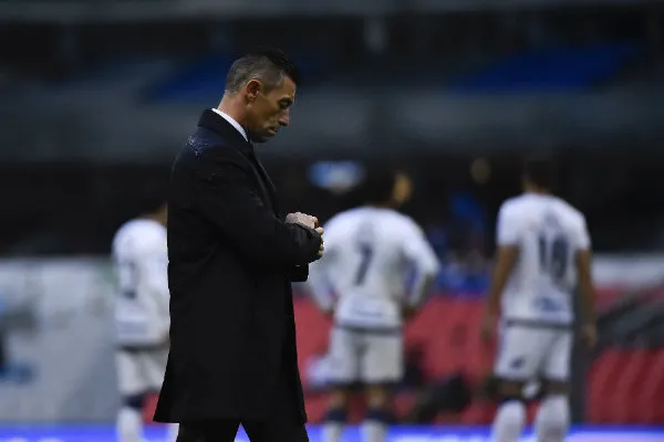 IMAGO7 Pedro Caixinha lamentándose tras el empate de Cruz Azul