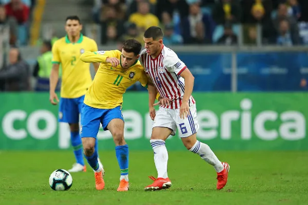 Coutinho y Richard Sánchez disputan un balón en la Copa América