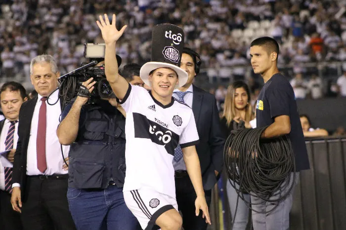 Sánchez, en festejo con el Olimpia